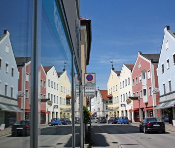 Sanierte Gebäude in der historischen Innenstadt Dorfen