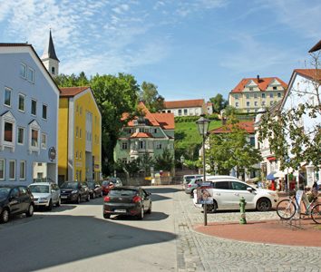 Johannisplatz in Dorfen mit Ruprechtsberg und Pfarrheim im Hintergrund