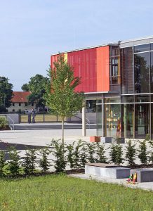 Neubau Grundschule und Kita Neubiberg Betonsitzelement mit Holzauflage im Schulhof