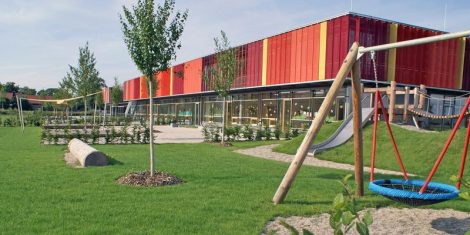 Spielbereich mit Nestschaukel und Sandspiel Grundschule und Kita Neubiberg