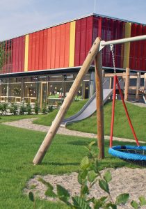 Spielbereich mit Nestschaukel und Sandspiel Grundschule und Kita Neubiberg