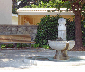 Ein gemütlicher Platz in Krailling mit Brunnen im Mittelpunkt