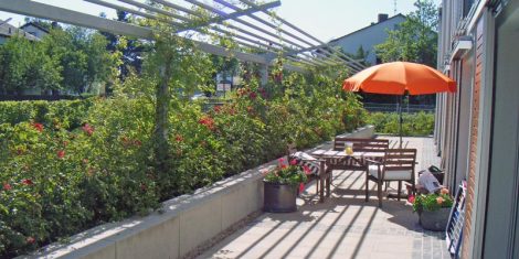 Terrassenvorfeld mit hoher Beeteinfassung