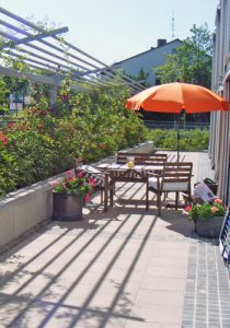 Terrassenvorfeld mit hoher Beeteinfassung