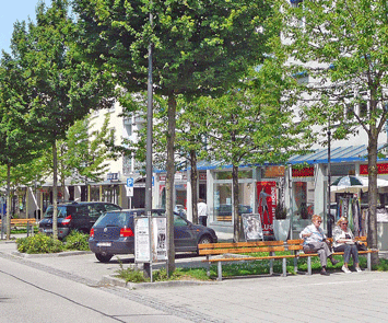 Untere Bahnhofstraße mit Querparkern vor den Läden