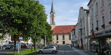Preysingplatz mit St. Magdalena Kirche im Hintergrund