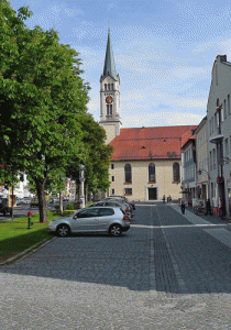 Preysingplatz mit St. Magdalena Kirche im Hintergrund